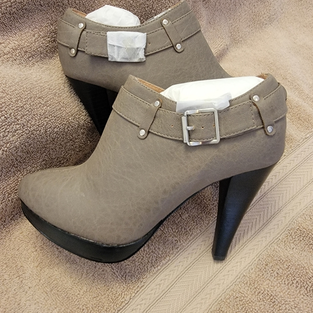 NWOT Gomax Size 8 Taupe Fashion News Booties